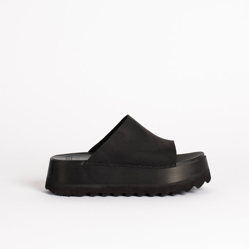 Alex in Monoblack
