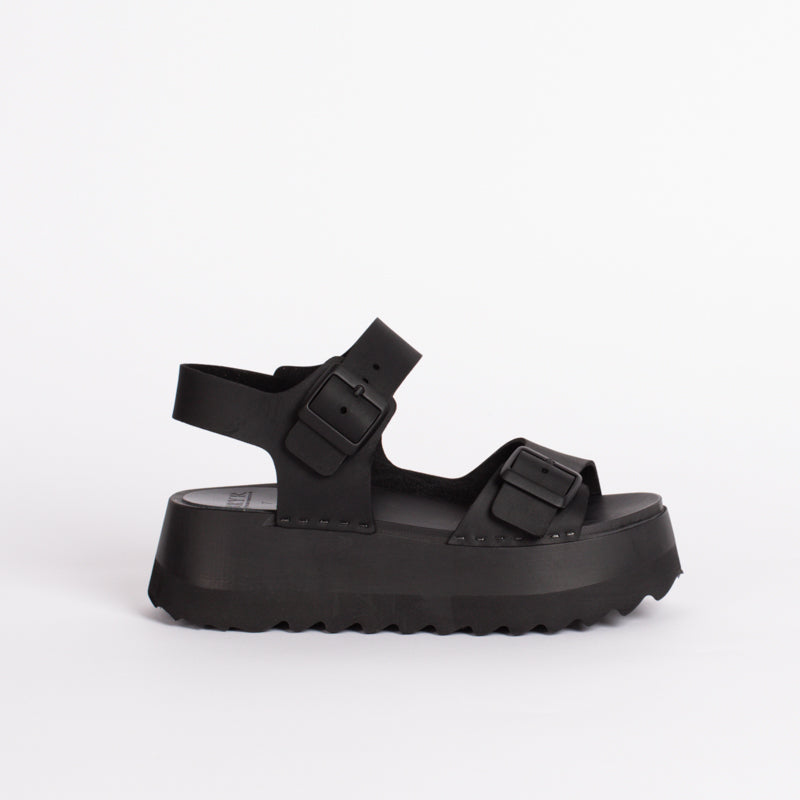 Gigi in Monoblack