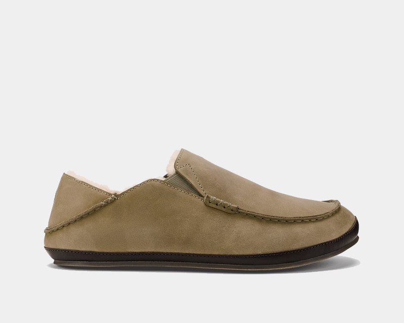 OluKai Moloa Slipper in tan with full-grain leather upper, hand-sewn stitching, and plush shearling lining, side view.
