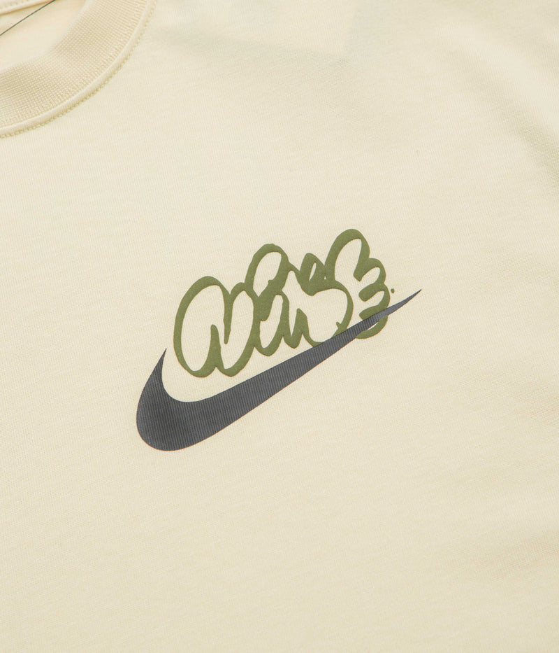 Nike Solo Swoosh GPX T-Shirt in Light Khaki