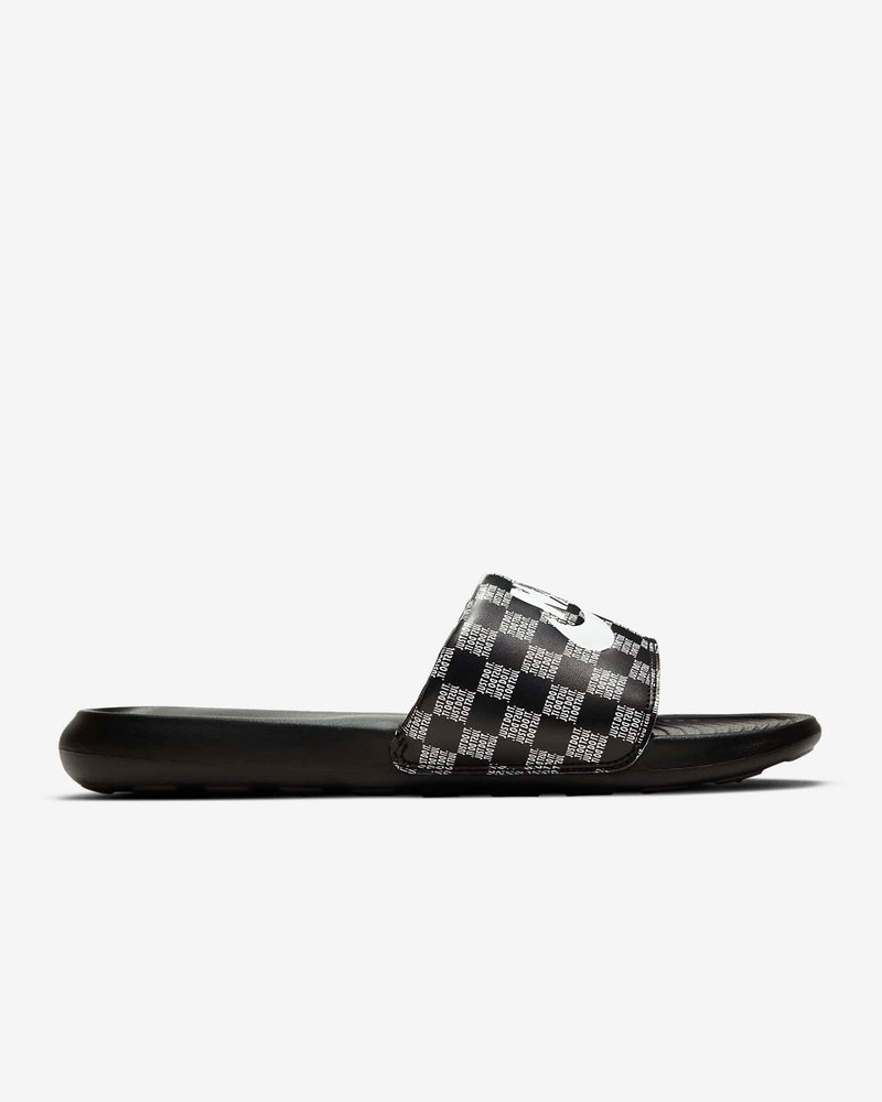 Nike Victori One Printed sandals in black with white checkered pattern and cushioned footbed, side view.